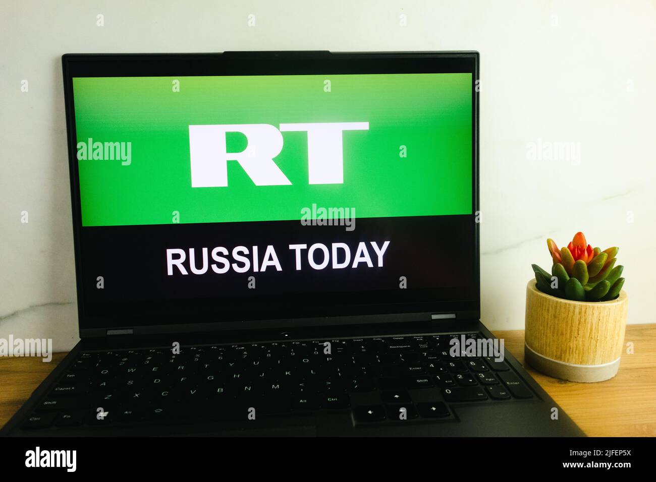 KONSKIE, POLOGNE - 02 juillet 2022: Télévision russe Russie aujourd'hui logo RT affiché sur l'écran d'ordinateur portable Banque D'Images