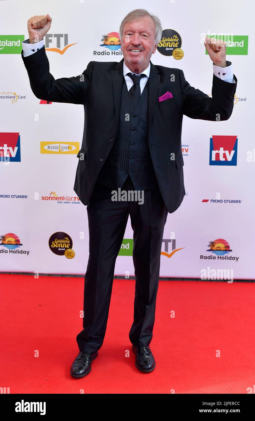 Essen, Allemagne. 02nd juillet 2022. Le présentateur Werner Schulze-Erdel marche le tapis rouge au gala 'Goldene sonne - 40 Jahre deutsches Privatfernsehen' au GOP Varieté Theatre. Credit: Roberto Pfeil/dpa/Alay Live News Banque D'Images