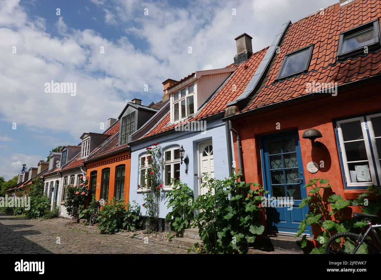 Aarhus, Danemark. 10th juin 2022. Maisons dans la rue Møllestien dans le quartier historique d'Indre by. Credit: Kathrin Deckart/dpa/Alay Live News Banque D'Images