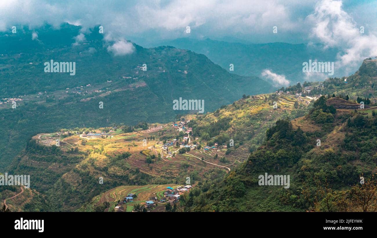 Une vue aérienne de la campagne entourée de forêts et de rochers Banque D'Images