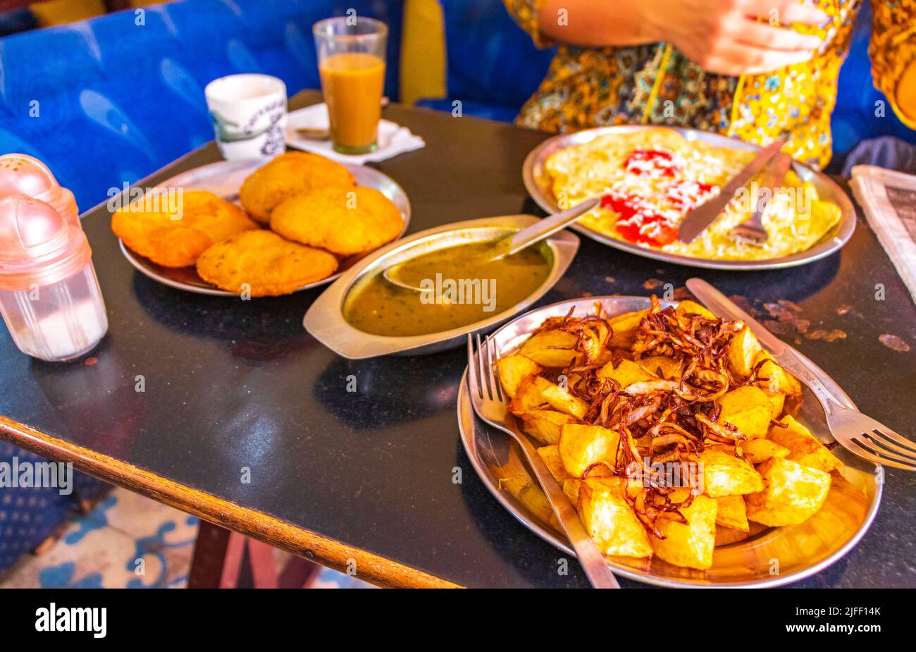 Cuisine indienne typique avec pommes de terre frites au curry Agra Uttar Pradesh Inde. Banque D'Images