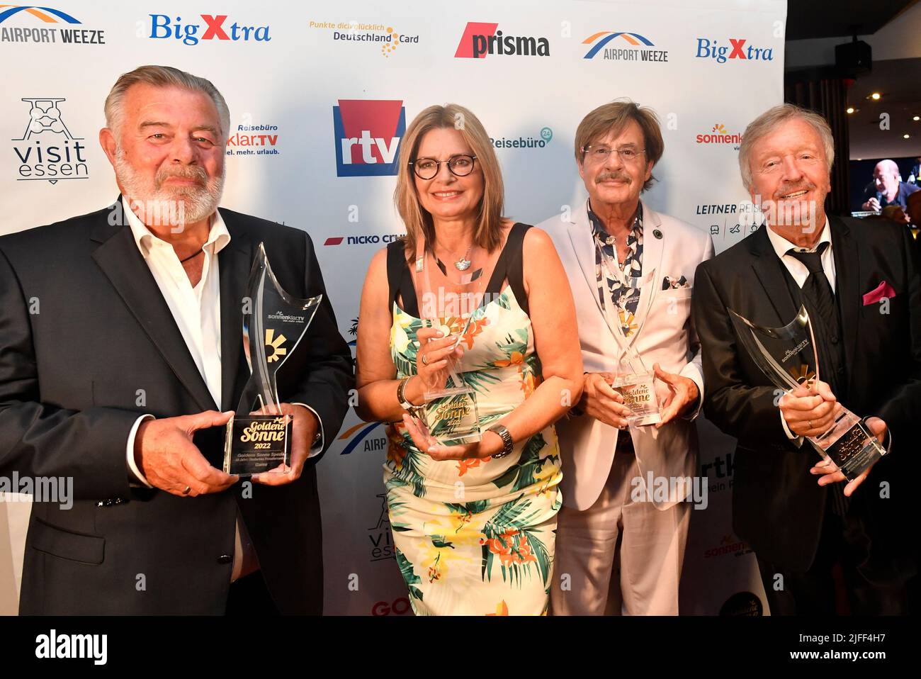 Essen, Allemagne. 02nd juillet 2022. Les gagnants de la catégorie 'jeu' Harry Wijnvoord (l-r), Maren Gilzer, Jörg Dräger et Werner Schulze Erdel, dévoilent leurs prix au gala 'Goldene sonne' célébrant le 40th anniversaire de la télévision privée au GOP Varieté Theatre. Credit: Roberto Pfeil/dpa/Alay Live News Banque D'Images
