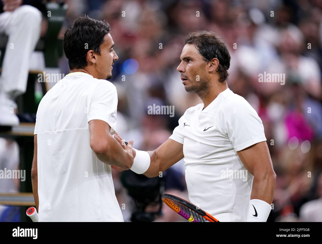 Rafael Nadal (à droite) et Lorenzo Sonego parlent après leur troisième tour de match des GentlemenÕs singles au cours du sixième jour des Championnats de Wimbledon 2022 au All England Lawn tennis and Croquet Club, Wimbledon. Date de la photo: Samedi 2 juillet 2022. Banque D'Images