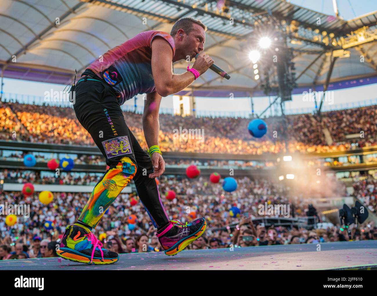 Francfort, Allemagne. 02 juillet 2022, Hessen, Francfort-sur-le-main : Chris Martin, chant, piano, guitare rythmique, est sur scène. Le groupe de rock Coldplay donne un concert dans le 'Deutsche Bank Park'. C'est le premier concert en Allemagne du 'Music of the Spheres World Tour'. Photo: Andreas Arnold/dpa crédit: dpa Picture Alliance/Alay Live News Banque D'Images