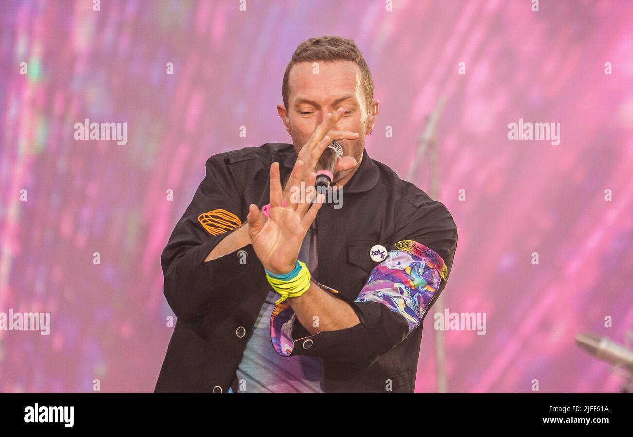 Francfort, Allemagne. 02 juillet 2022, Hessen, Francfort-sur-le-main : Chris Martin, chant, piano, guitare rythmique, est sur scène. Le groupe de rock Coldplay donne un concert dans le 'Deutsche Bank Park'. C'est le premier concert en Allemagne du 'Music of the Spheres World Tour'. Photo: Andreas Arnold/dpa crédit: dpa Picture Alliance/Alay Live News Banque D'Images