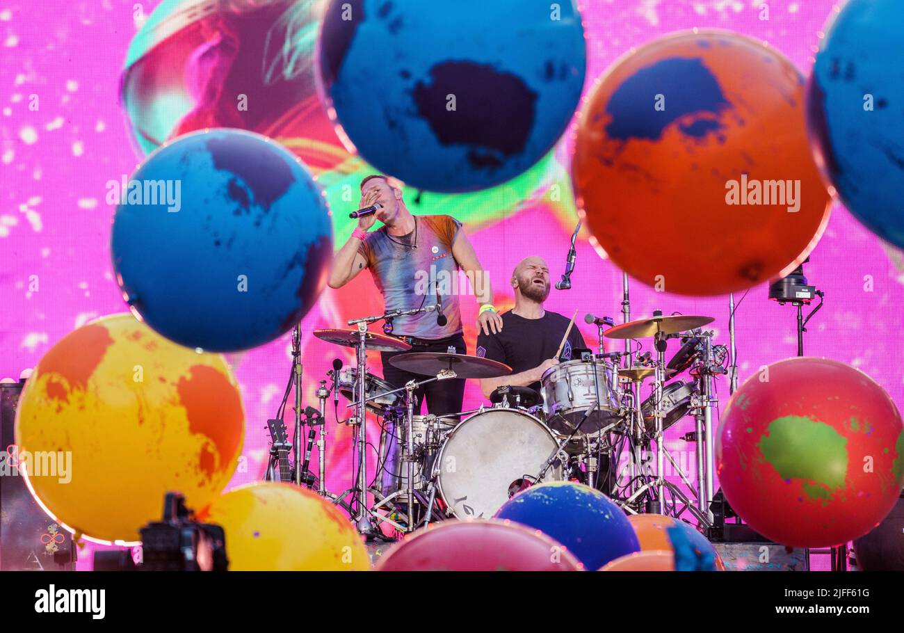 Francfort, Allemagne. 02 juillet 2022, Hessen, Francfort-sur-le-main: Chris Martin (l), chant, piano, guitare rythmique, et will Campion, batterie, percussion, voix de soutien, sont sur scène. Le groupe de rock Coldplay donne un concert dans le 'Deutsche Bank Park'. C'est le premier concert en Allemagne du 'Music of the Spheres World Tour'. Photo: Andreas Arnold/dpa crédit: dpa Picture Alliance/Alay Live News Banque D'Images