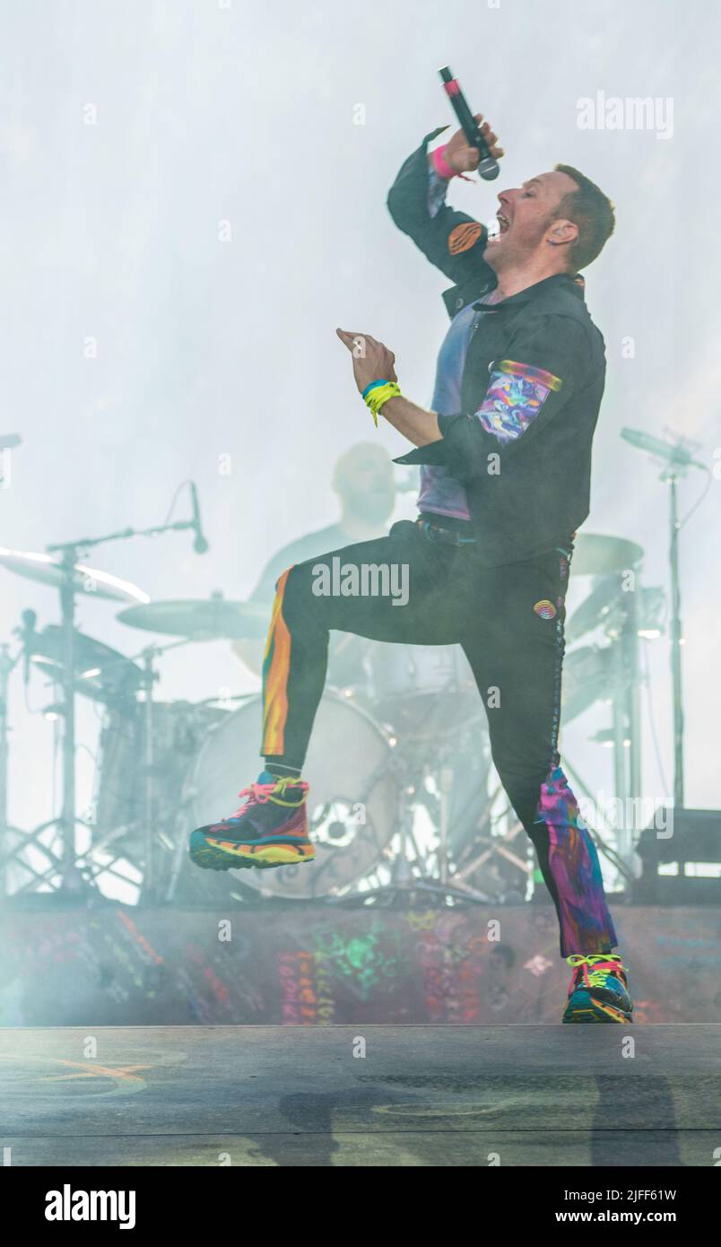 Francfort, Allemagne. 02 juillet 2022, Hessen, Francfort-sur-le-main : Chris Martin, chant, piano, guitare rythmique, est sur scène. Le groupe de rock Coldplay donne un concert dans le 'Deutsche Bank Park'. C'est le premier concert en Allemagne du 'Music of the Spheres World Tour'. Photo: Andreas Arnold/dpa crédit: dpa Picture Alliance/Alay Live News Banque D'Images