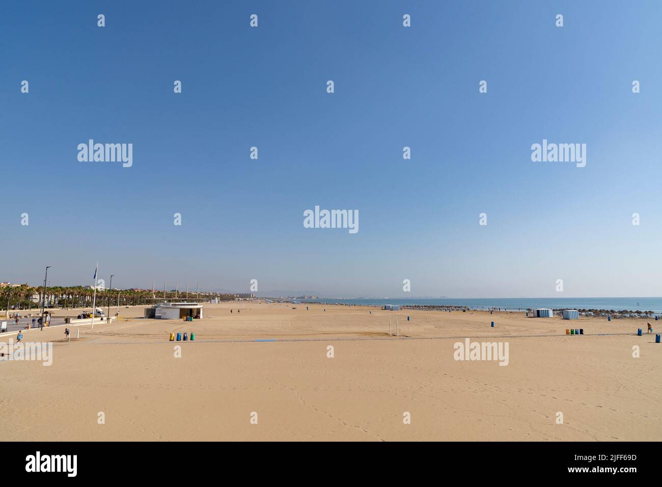 Vue sur la plage El Cabanyal - Las Arenas. Les plages de Valence sont l'une des principales attractions touristiques de la ville. Banque D'Images