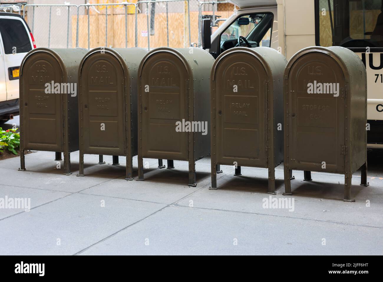 Une rangée de cinq boîtes aux lettres relais USPS de stockage postal en métal dans une rue Banque D'Images