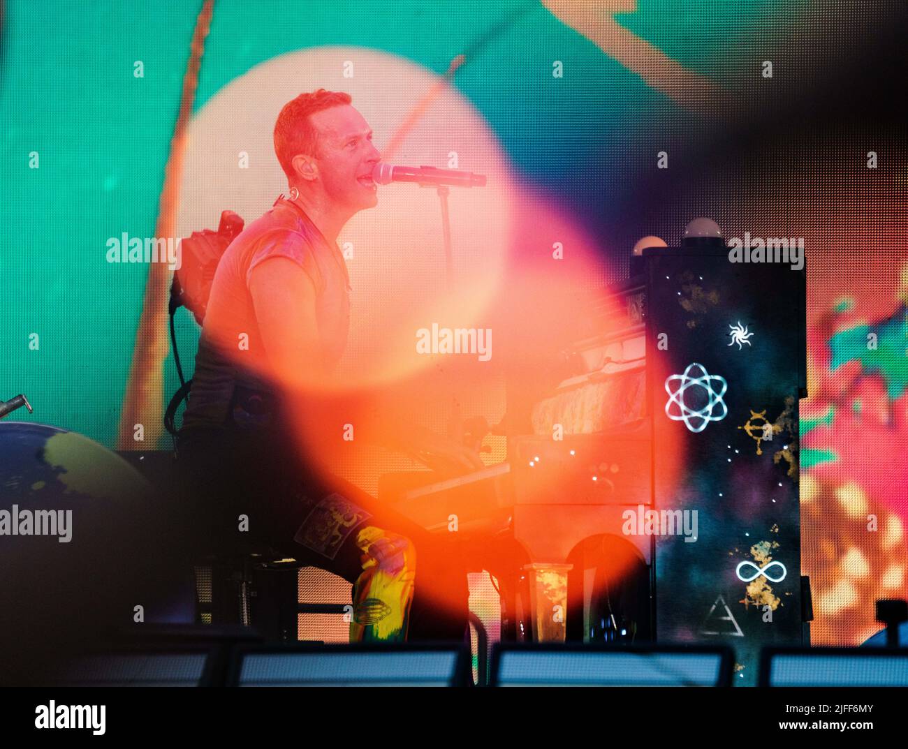 Francfort, Allemagne. 02 juillet 2022, Hessen, Francfort-sur-le-main : Chris Martin, chant, piano, guitare rythmique, assis au piano. Le groupe de rock Coldplay donne un concert à 'Deutsche Bank Park'. C'est le premier concert en Allemagne du 'Music of the Spheres World Tour'. Photo: Andreas Arnold/dpa crédit: dpa Picture Alliance/Alay Live News Banque D'Images