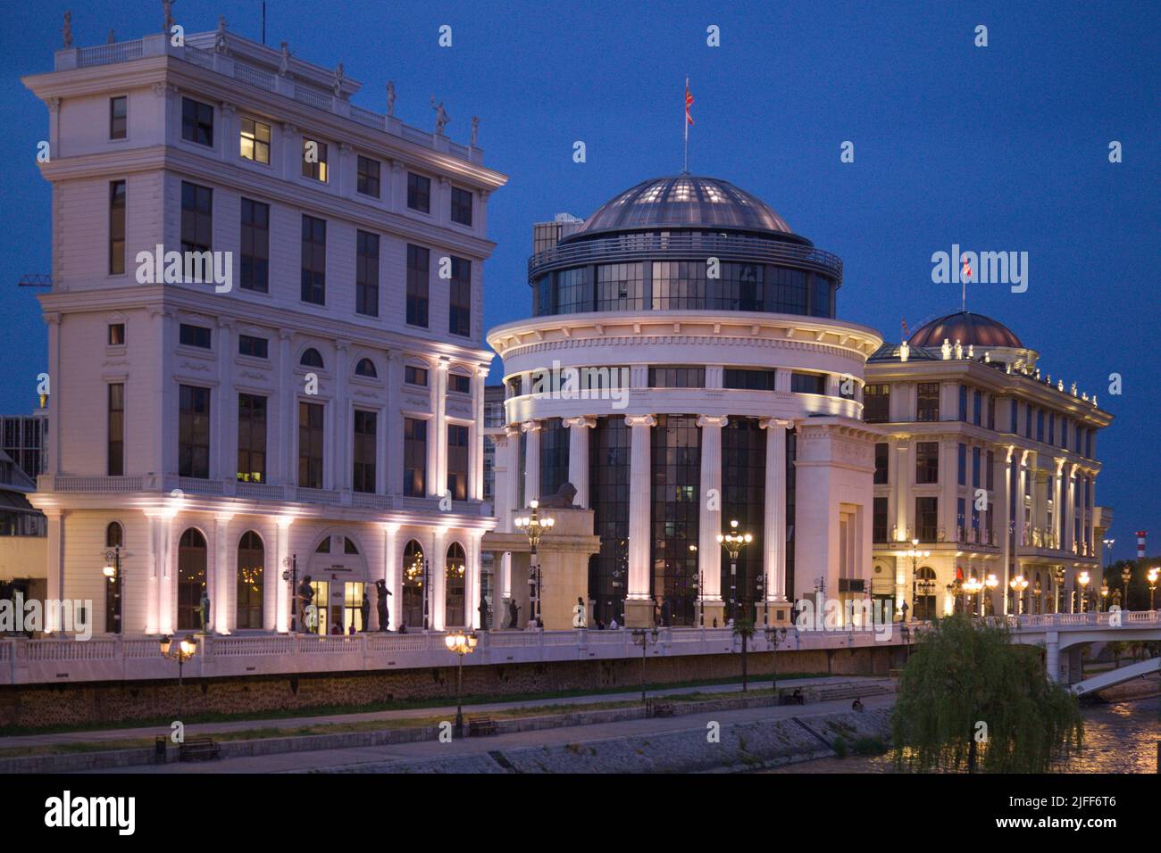 Macédoine du Nord, Skopje, bâtiments gouvernementaux le long de la rivière Vardar, Banque D'Images