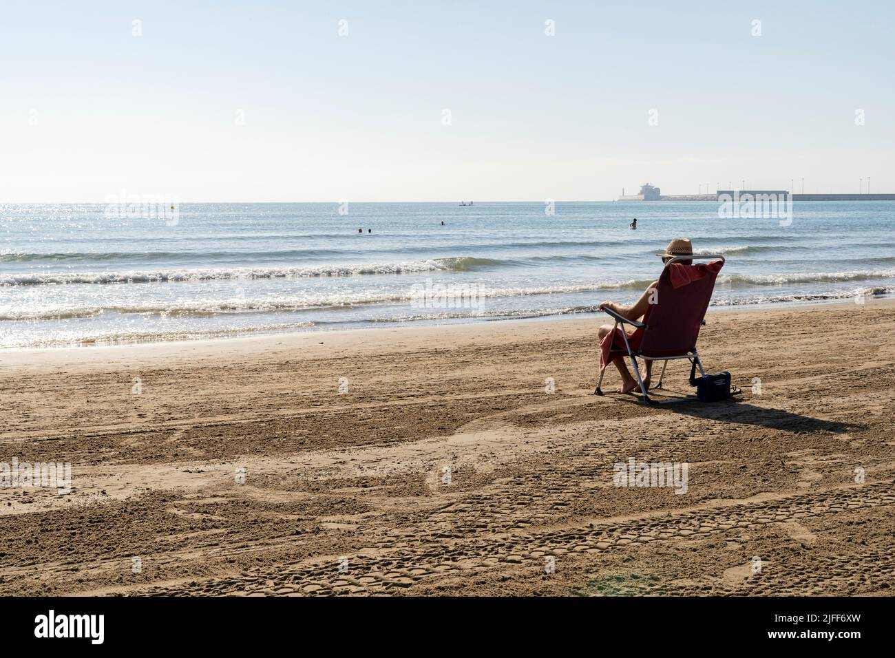 Valence, Espagne. 29th juin 2022. Les touristes ont vu des bains de soleil à la plage El Cabanyal - Las Arenas. Les plages de Valence sont l'une des principales attractions touristiques de la ville. (Photo de Xisco Navarro/SOPA Images/Sipa USA) crédit: SIPA USA/Alay Live News Banque D'Images