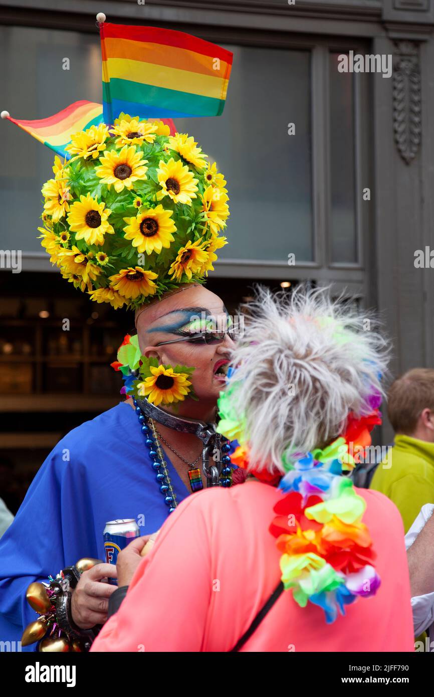 Gay Pride March - spectateurs le long de la route de mars - 2 juillet 2022, Londres, Royaume-Uni Banque D'Images