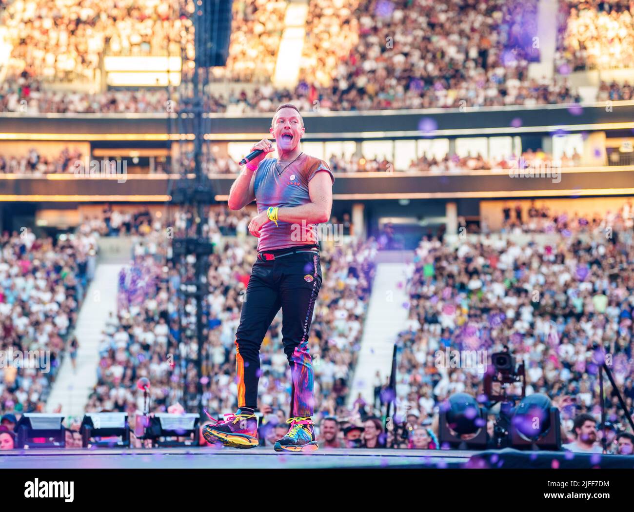 Francfort, Allemagne. 02 juillet 2022, Hessen, Francfort-sur-le-main : Chris Martin, chant, piano, guitare rythmique, est sur scène. Le groupe de rock Coldplay donne un concert dans le 'Deutsche Bank Park'. C'est le premier concert en Allemagne du 'Music of the Spheres World Tour'. Photo: Andreas Arnold/dpa crédit: dpa Picture Alliance/Alay Live News Banque D'Images