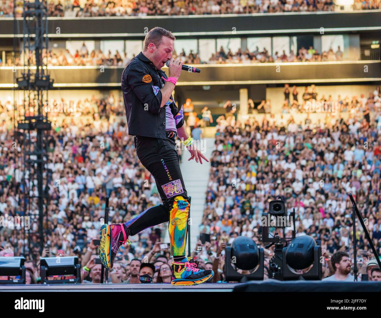 Francfort, Allemagne. 02 juillet 2022, Hessen, Francfort-sur-le-main : Chris Martin, chant, piano, guitare rythmique, est sur scène. Le groupe de rock Coldplay donne un concert dans le 'Deutsche Bank Park'. C'est le premier concert en Allemagne du 'Music of the Spheres World Tour'. Photo: Andreas Arnold/dpa crédit: dpa Picture Alliance/Alay Live News Banque D'Images