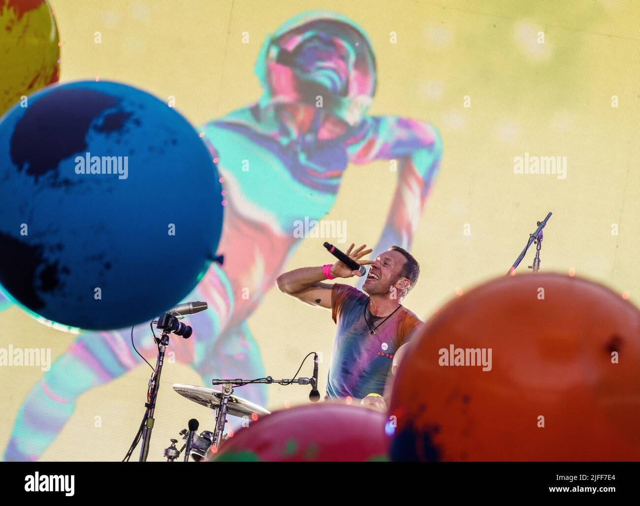 Francfort, Allemagne. 02 juillet 2022, Hessen, Francfort-sur-le-main : Chris Martin, chant, piano, guitare rythmique, chante sur scène. Le groupe de rock Coldplay donne un concert dans le 'Deutsche Bank Park'. C'est le premier concert en Allemagne du 'Music of the Spheres World Tour'. Photo: Andreas Arnold/dpa crédit: dpa Picture Alliance/Alay Live News Banque D'Images