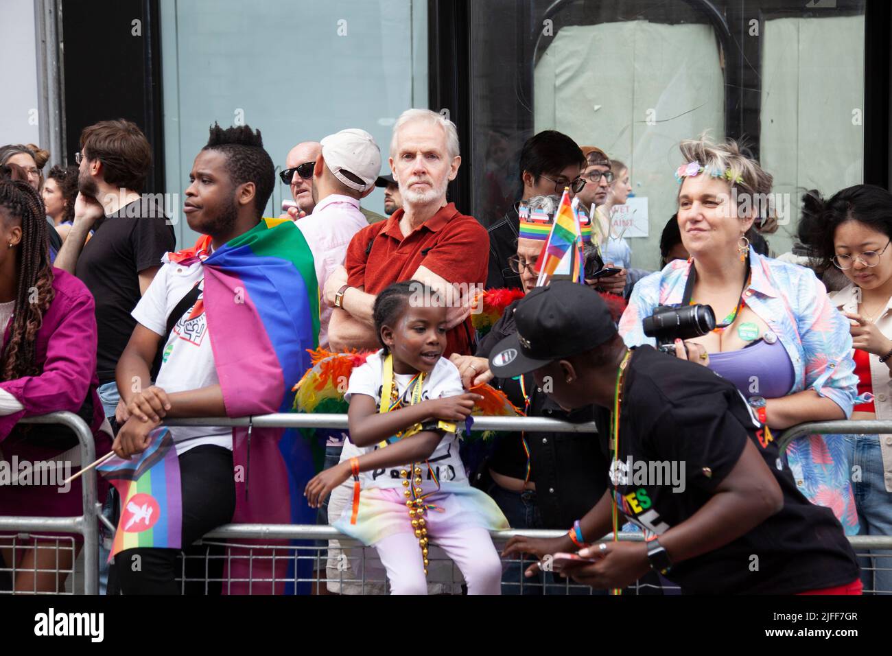 Gay Pride March - les spectateurs le long de la route de mars 2 juillet 2022, Londres, Royaume-Uni Banque D'Images