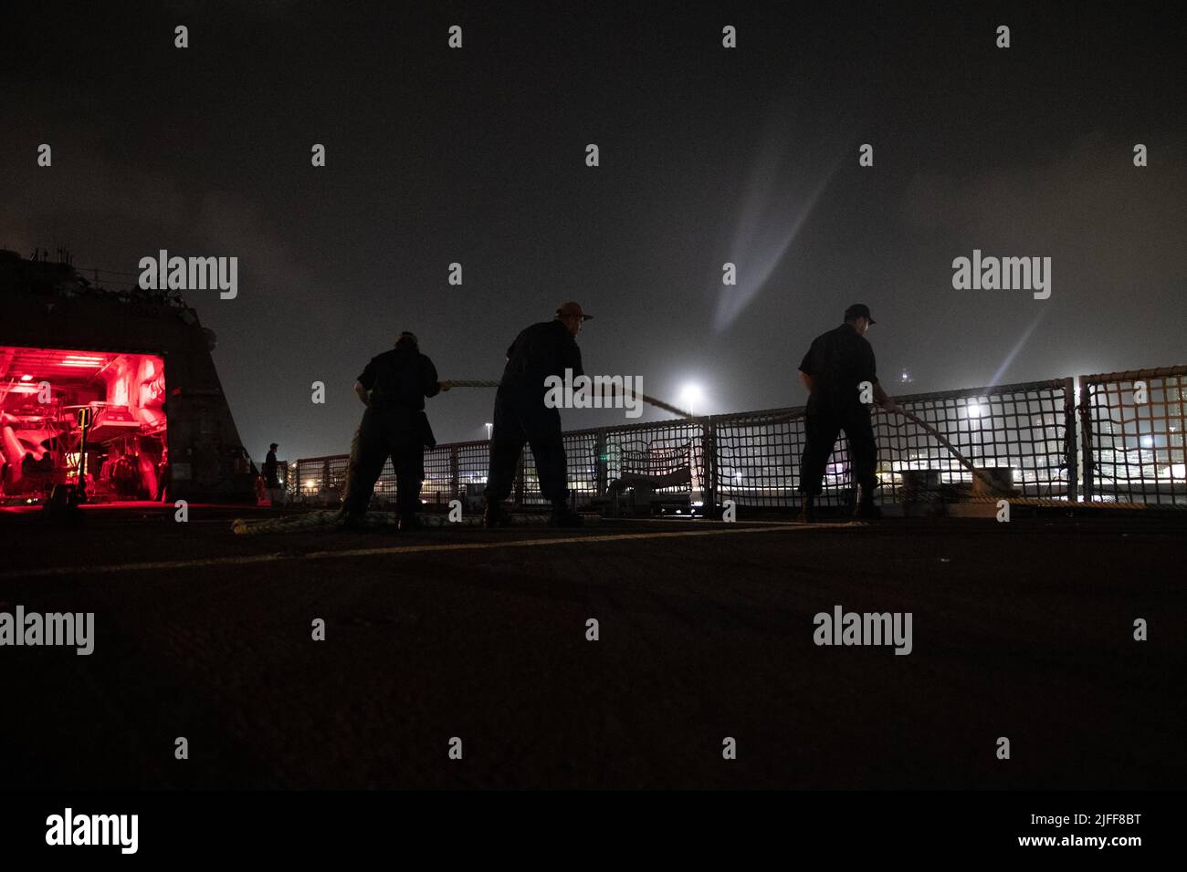 220623-N-NR343-2014 FAJAIRUH, Émirats arabes Unis (23 juin 2022) les marins s'en prennent à la ligne pendant une évolution de mer et d'ancre à bord du navire de combat littoral USS Sioux City (LCS 11), dans le port de Fujairah, 23 juin,. Sioux City est déployée dans la zone d'opérations de la flotte américaine 5th afin d'assurer la sécurité et la stabilité maritimes dans la région du Moyen-Orient. (É.-U. Photo de la marine par le spécialiste des communications de masse 3rd classe Nicholas A. Russell) Banque D'Images