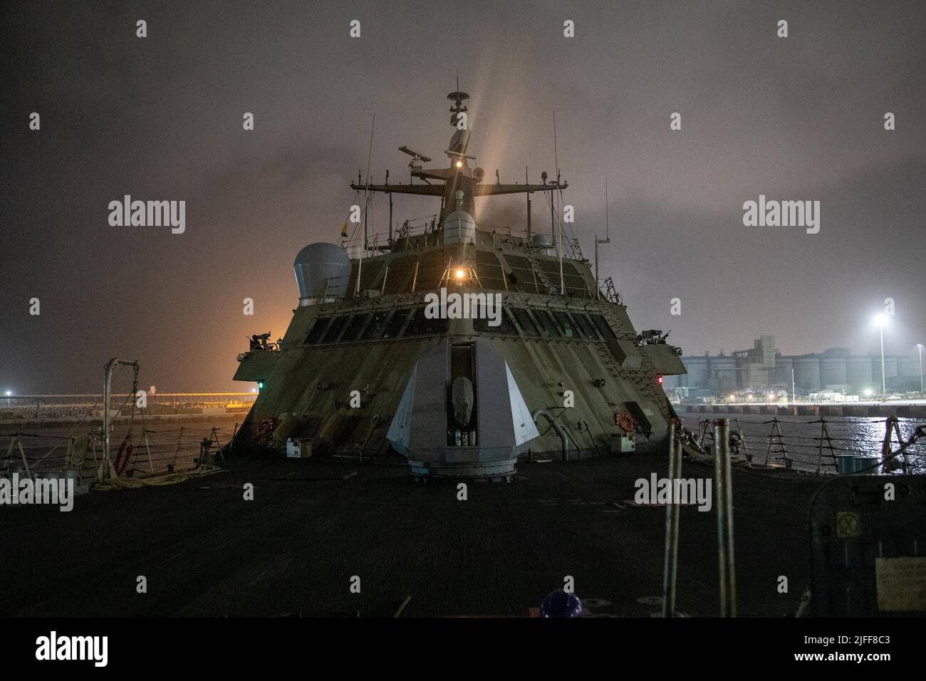 220623-N-NR343-2024 FAJAIRUH, Émirats arabes Unis (23 juin 2022) le navire de combat littoral USS Sioux City (LCS 11) quitte le port de Fujairah (23 juin). Sioux City est déployée dans la zone d'opérations de la flotte américaine 5th afin d'assurer la sécurité et la stabilité maritimes dans la région du Moyen-Orient. (É.-U. Photo de la marine par le spécialiste des communications de masse 3rd classe Nicholas A. Russell) Banque D'Images