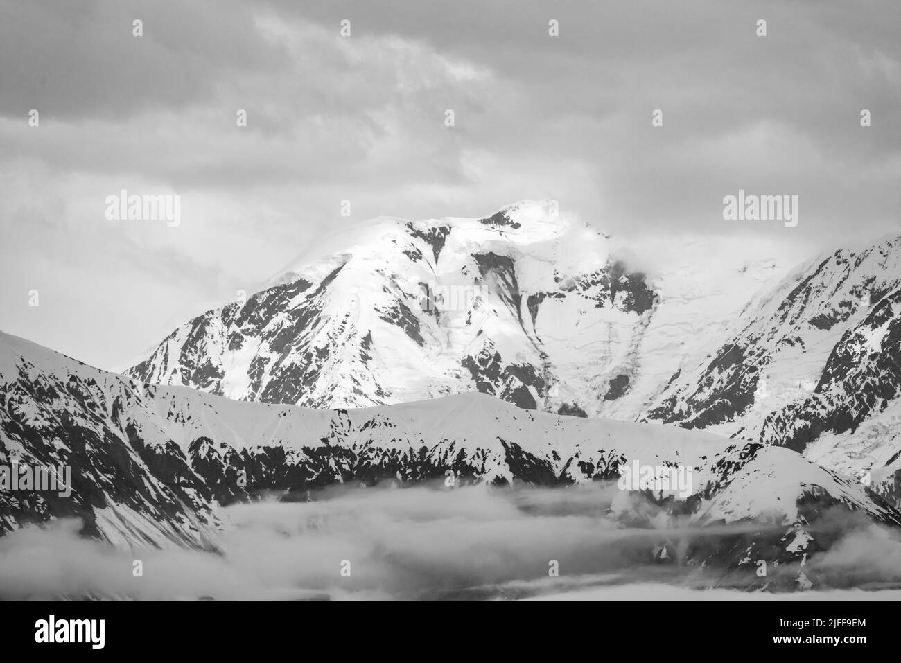 Image monochrome des montagnes brumeuses qui sont la source du glacier Hubbard en Alaska Banque D'Images