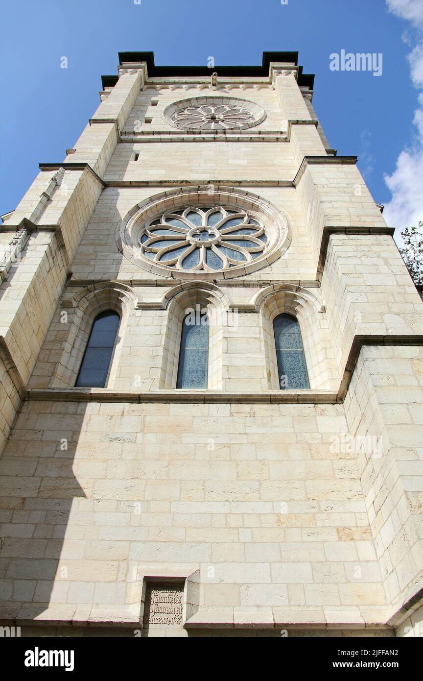 Tour côté nord-ouest de la cathédrale Saint-Pierre de Genève avec vitraux. Cathédrale Saint-Pierre à Genève, Suisse. Banque D'Images
