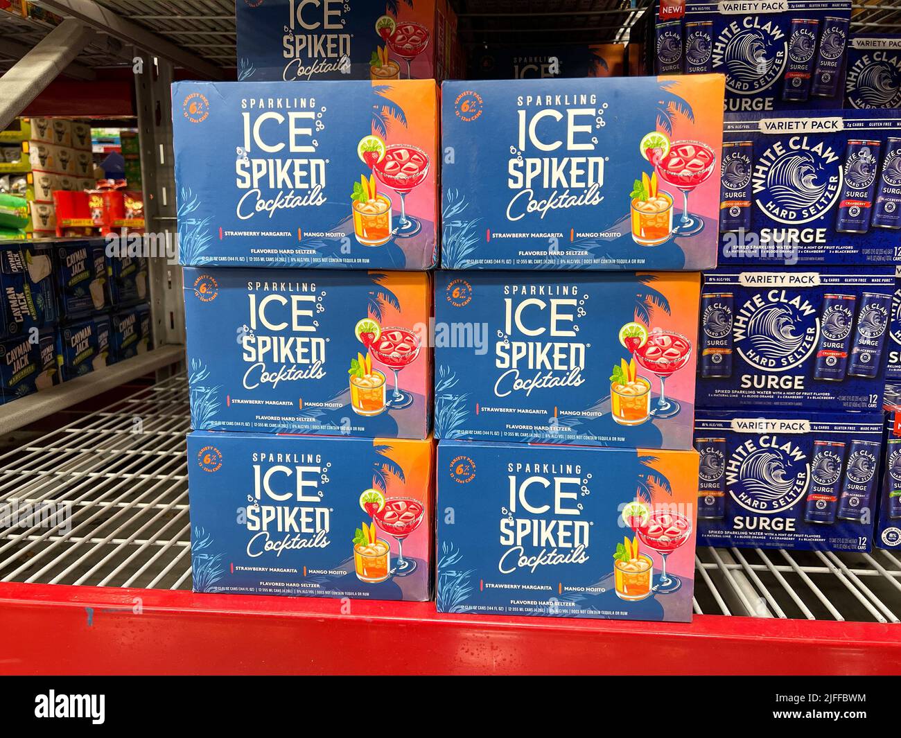 Orlando, FL États-Unis - 22 mai 2022: Une boîte d'exposition de cocktails à picots de glace pétillante Hard Seltzer à vendre dans un club de Sams à Orlando, Floride. Banque D'Images