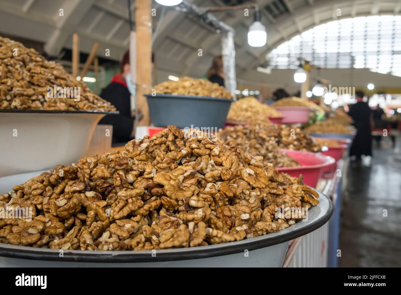 Vente de noix pelées en gros plan sur le marché alimentaire local en Géorgie Banque D'Images