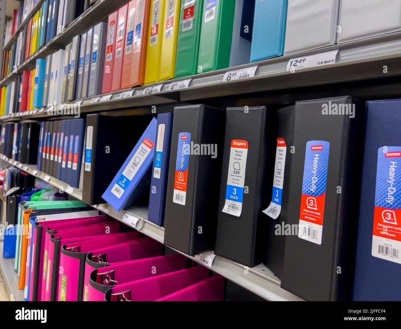 Mill Creek, Washington, États-Unis - vers juin 2022 : vue inclinée d'une variété de classeurs à vendre dans un magasin Staples. Banque D'Images