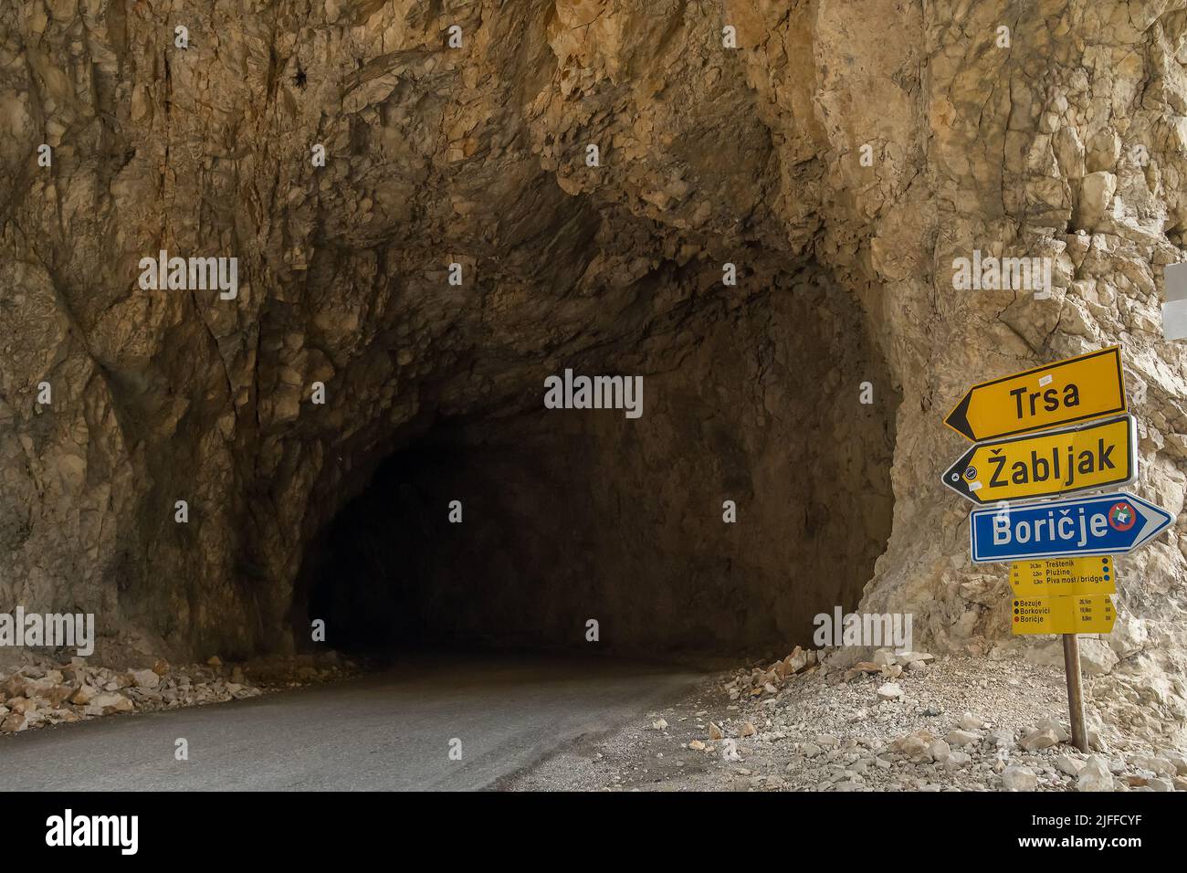 Panneaux routiers à l'entrée du tunnel sur la route de la ville de Zabljak au Monténégro. Banque D'Images