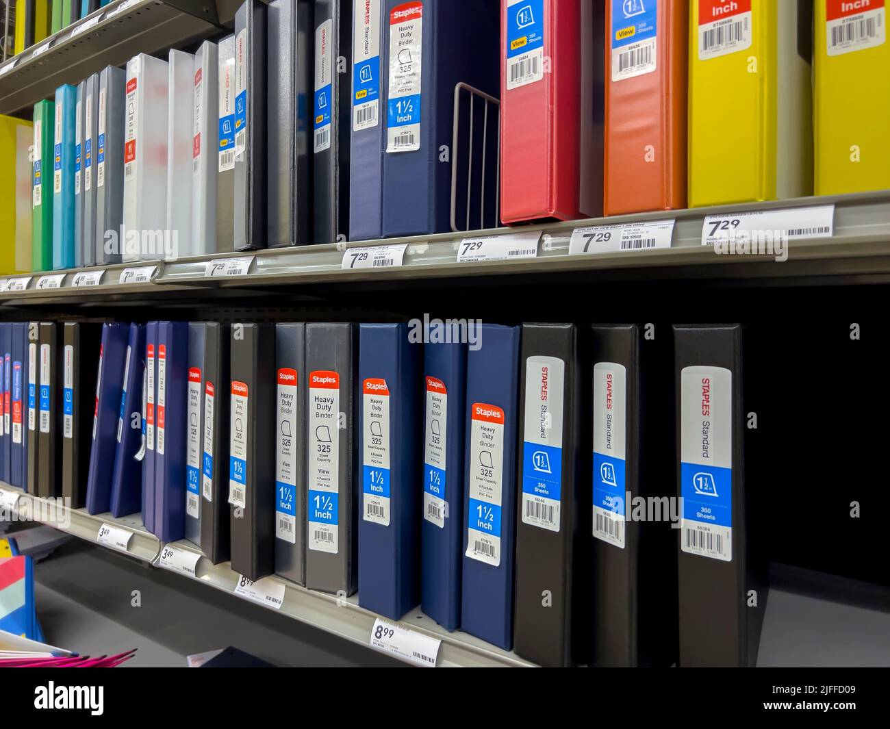 Mill Creek, Washington, États-Unis - vers juin 2022 : vue inclinée d'une variété de classeurs à vendre dans un magasin Staples. Banque D'Images
