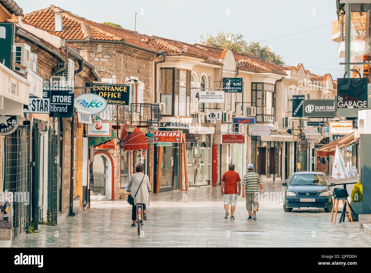 Rue piétonne centrale de la ville d'Ohrid avec des cafés et des boutiques dans le nord de la Macédoine Banque D'Images