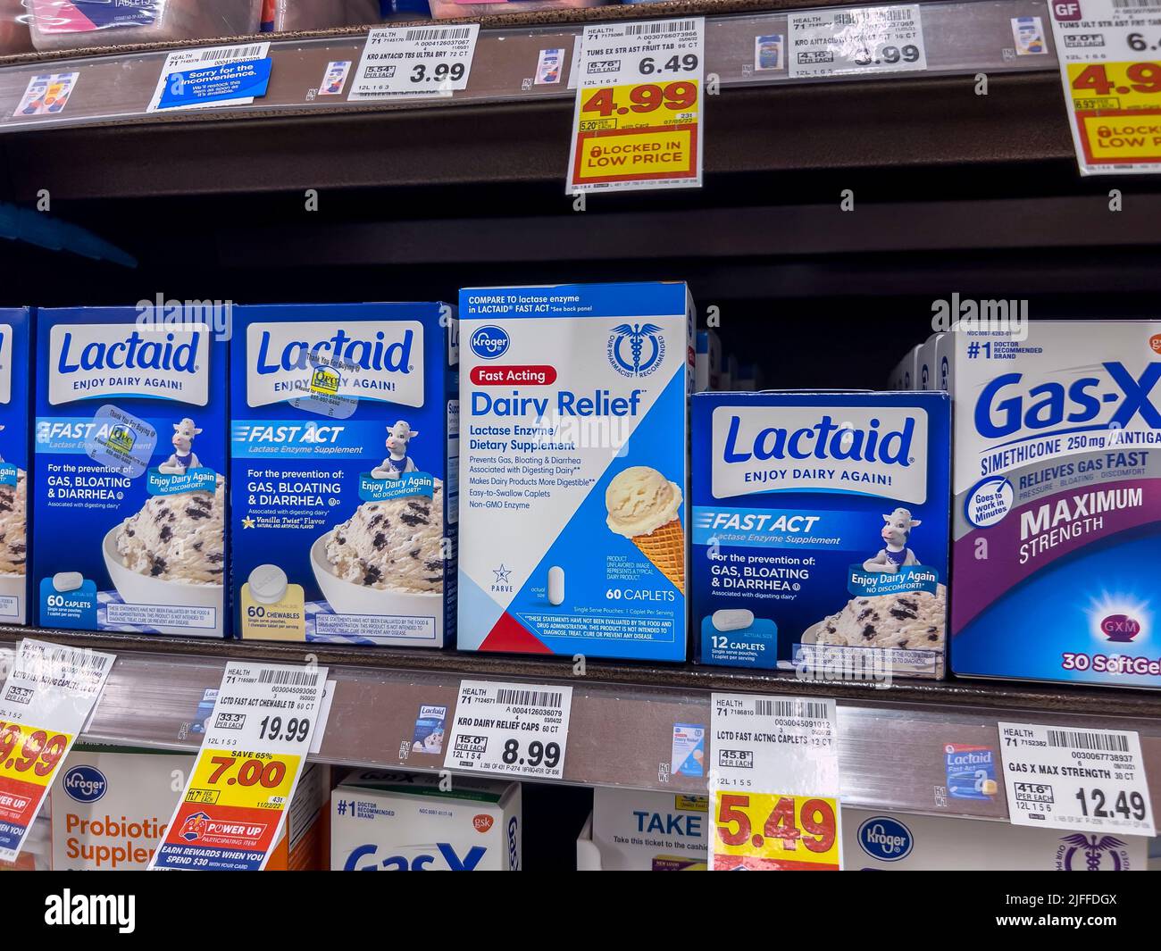 Mill Creek, WA USA - vers juin 2022 : gros plan incliné des suppléments d'enzymes de lactose dans la section pharmacie d'un magasin QFC. Banque D'Images