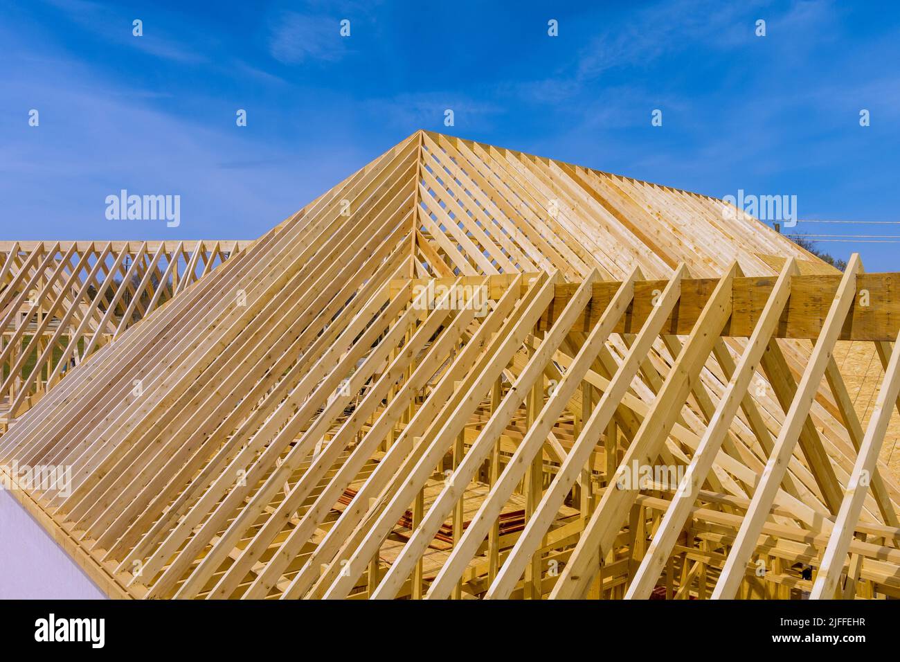 Cette vue aérienne montre la construction d'une maison en poutres en bois inachevée dans un état inachevé Banque D'Images