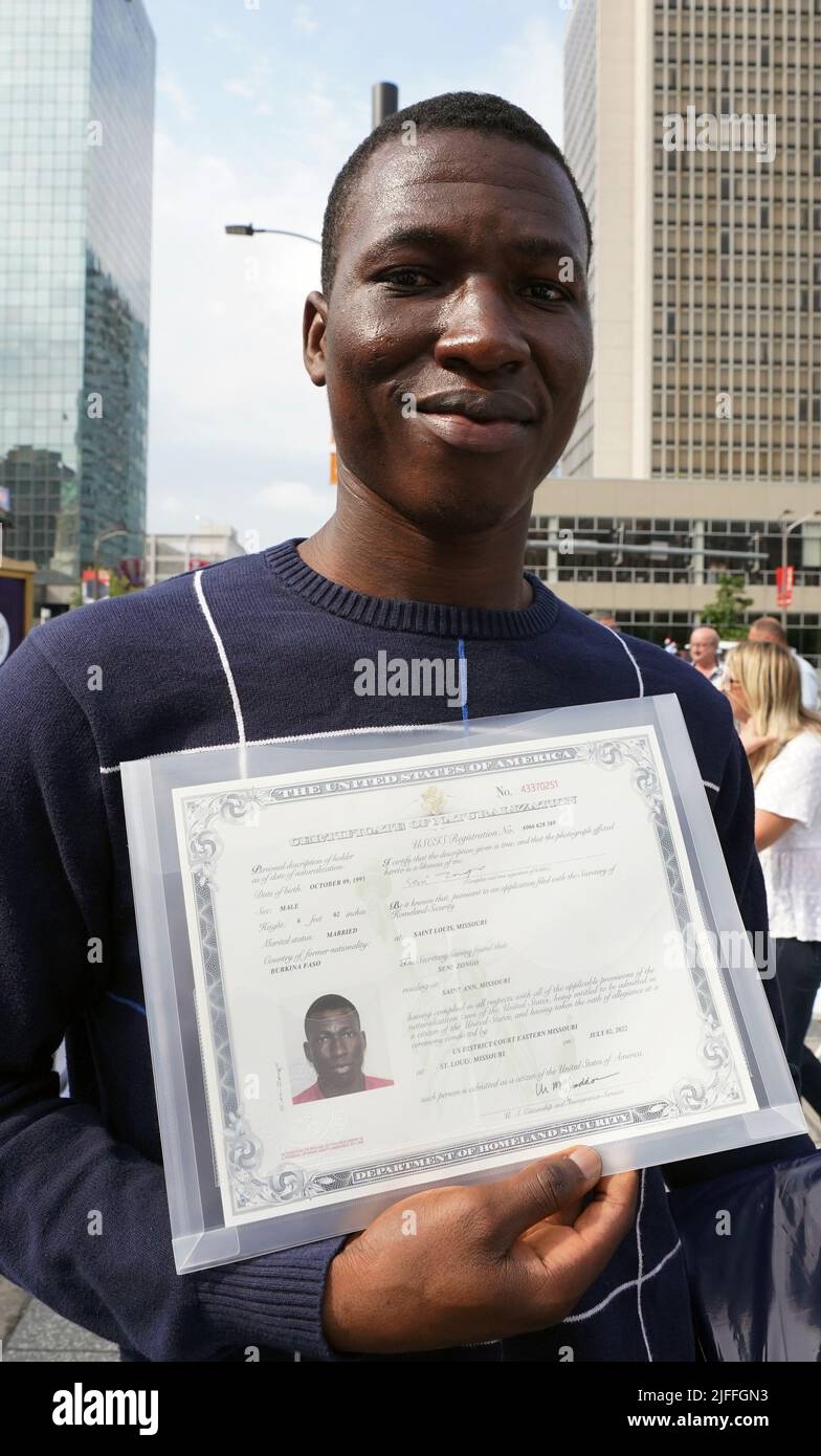 St. Louis, États-Unis. 02nd juillet 2022. Semi Zongo du Burkina Faso, affiche fièrement son certificat à la suite d'une cérémonie de naturalisation pour 20 nouveaux citoyens sur la place Kiener à Saint-Louis le samedi 2 juillet 2022. Photo par Bill Greenblatt/UPI crédit: UPI/Alay Live News Banque D'Images