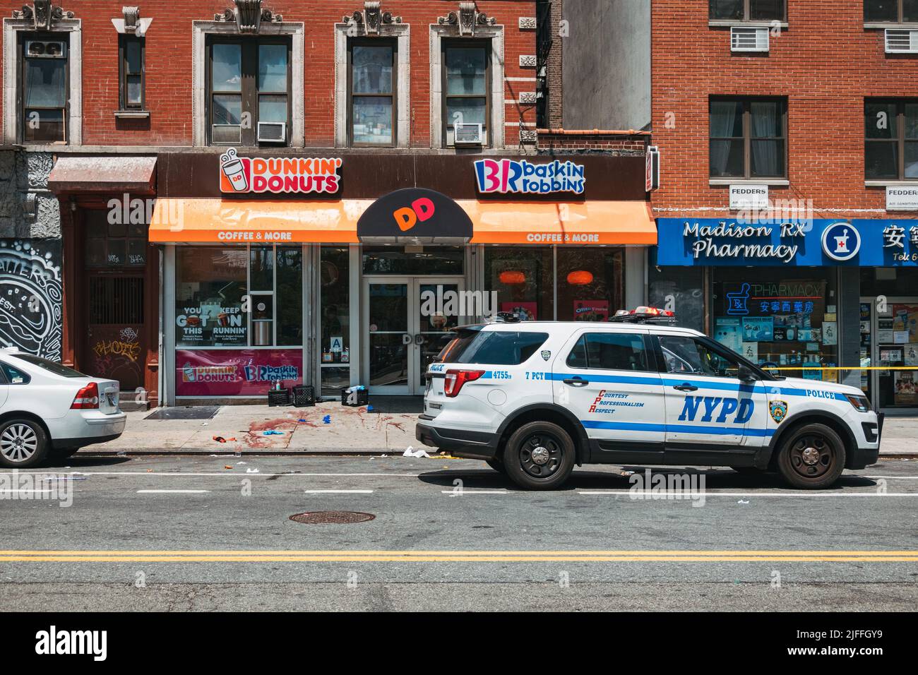 2 juillet 2022 : scène de crime devant un donuts de Dunkin' dans le Lower East Side de Manhattan, New York, après qu'un homme ait été tourné en plein jour Banque D'Images