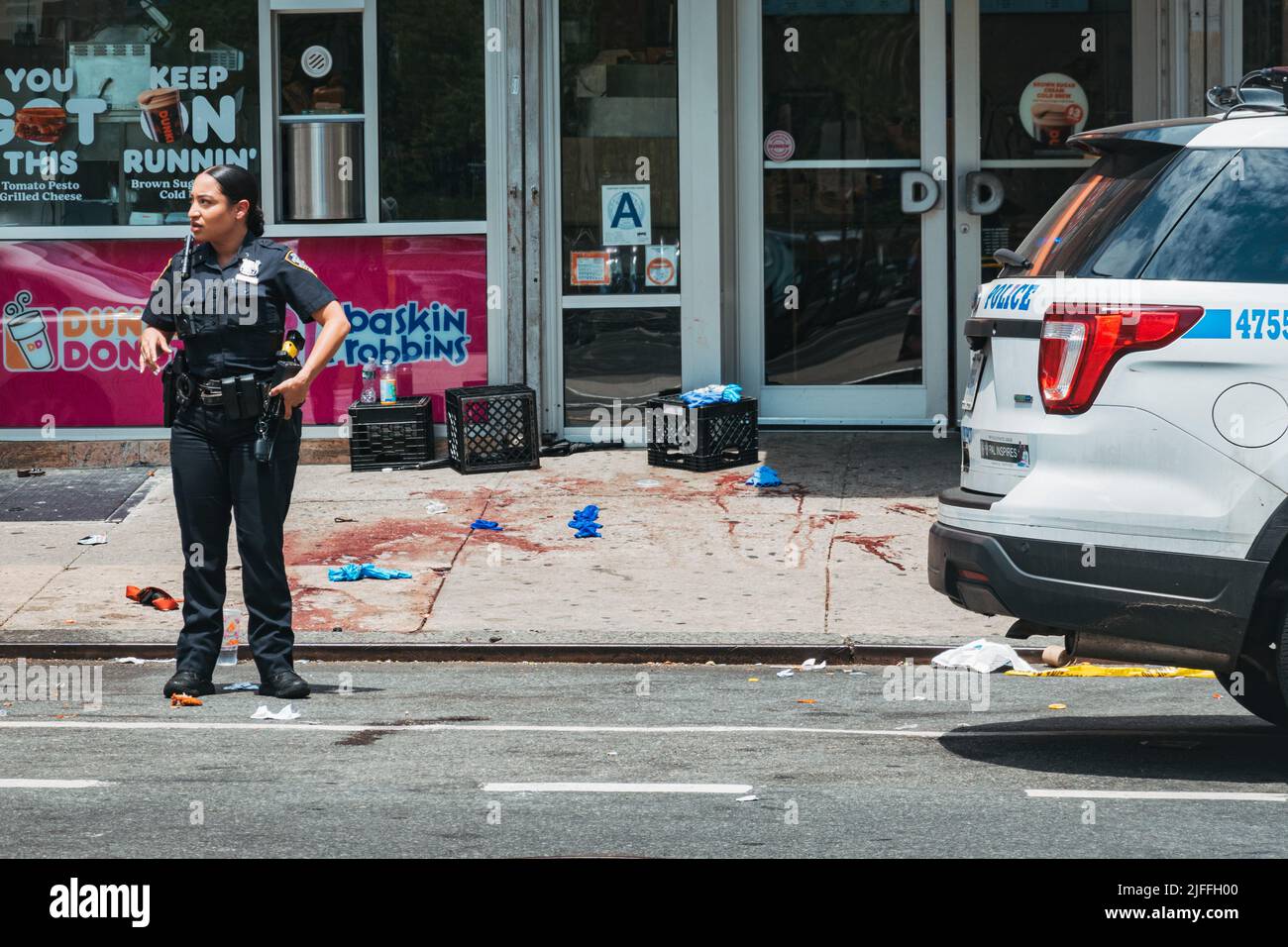 2 juillet 2022 : scène de crime devant un donuts de Dunkin' dans le Lower East Side de Manhattan, New York, après qu'un homme ait été tourné en plein jour Banque D'Images
