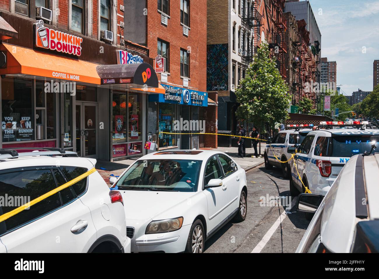 2 juillet 2022 : scène de crime devant un donuts de Dunkin' dans le Lower East Side de Manhattan, New York, après qu'un homme ait été tourné en plein jour Banque D'Images