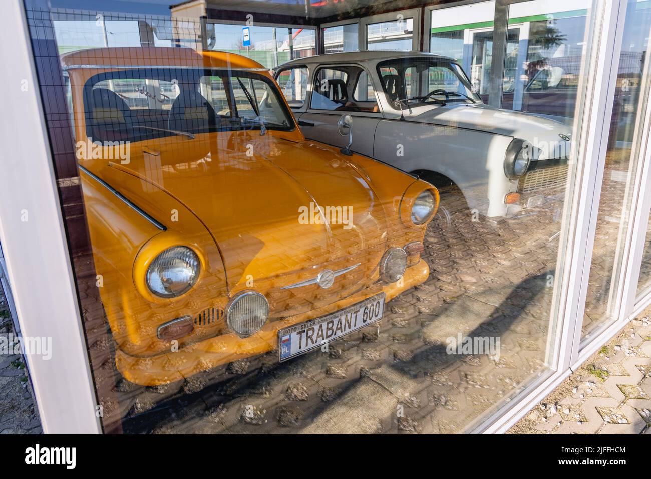 Trabant 600 sur une exposition permanente de voiture classique sur une station-service de Moya sur une autoroute S8 près de Rawa Mazowiecka, Pologne Banque D'Images