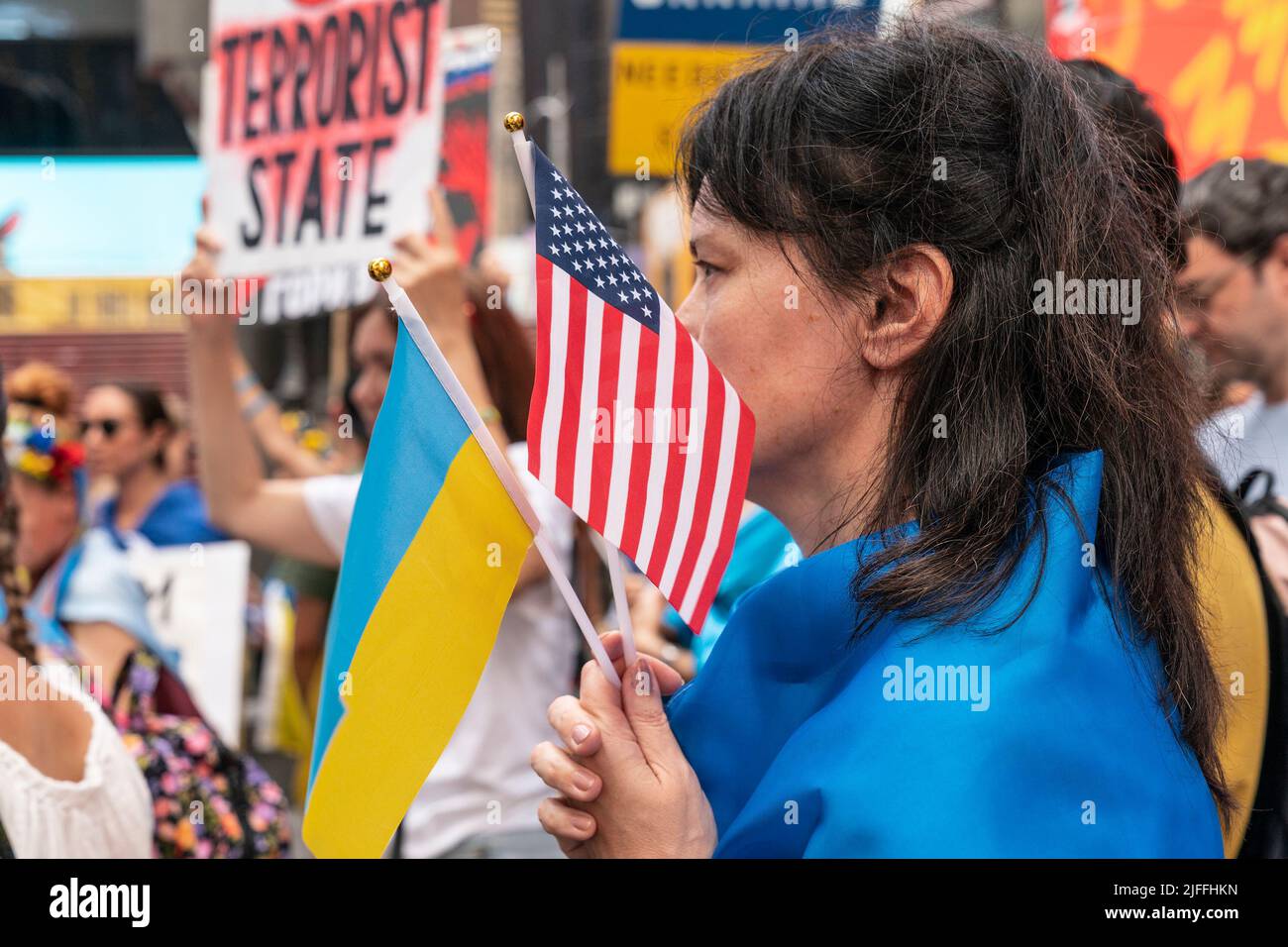 New York, États-Unis. 02nd juillet 2022. Des centaines d'activistes, de partisans et d'Ukrainiens-Américains ont organisé un rassemblement contre l'invasion russe en Ukraine à Times Square à New York sur 2 juillet 2022. Beaucoup se détenaient et se enveloppaient dans des drapeaux ukrainiens. Le Consul général d'Ukraine à New York Oleksii Holubov et l'Ambassadeur de Lettonie auprès de l'Organisation des Nations Unies Janis Karklins ont assisté à cette manifestation. (Photo de Lev Radin/Sipa USA) crédit: SIPA USA/Alay Live News Banque D'Images