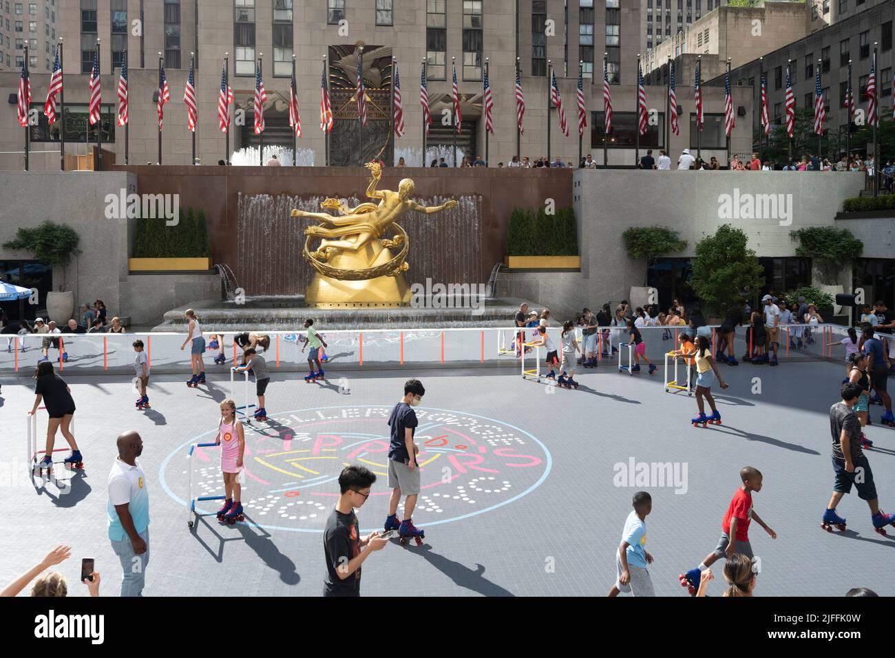 New York, New York, États-Unis. 2nd juillet 2022. 2 juillet 2022: New York, Etats-Unis: La patinoire de la place Rockefeller, convertie en Palais de Boogie de Flipper, une patinoire de patin à roulettes, le week-end des fêtes du 4th juillet à Fountains de la place Rockefeller. (Image de crédit : © Taidgh Barron/ZUMA Press Wire) Banque D'Images