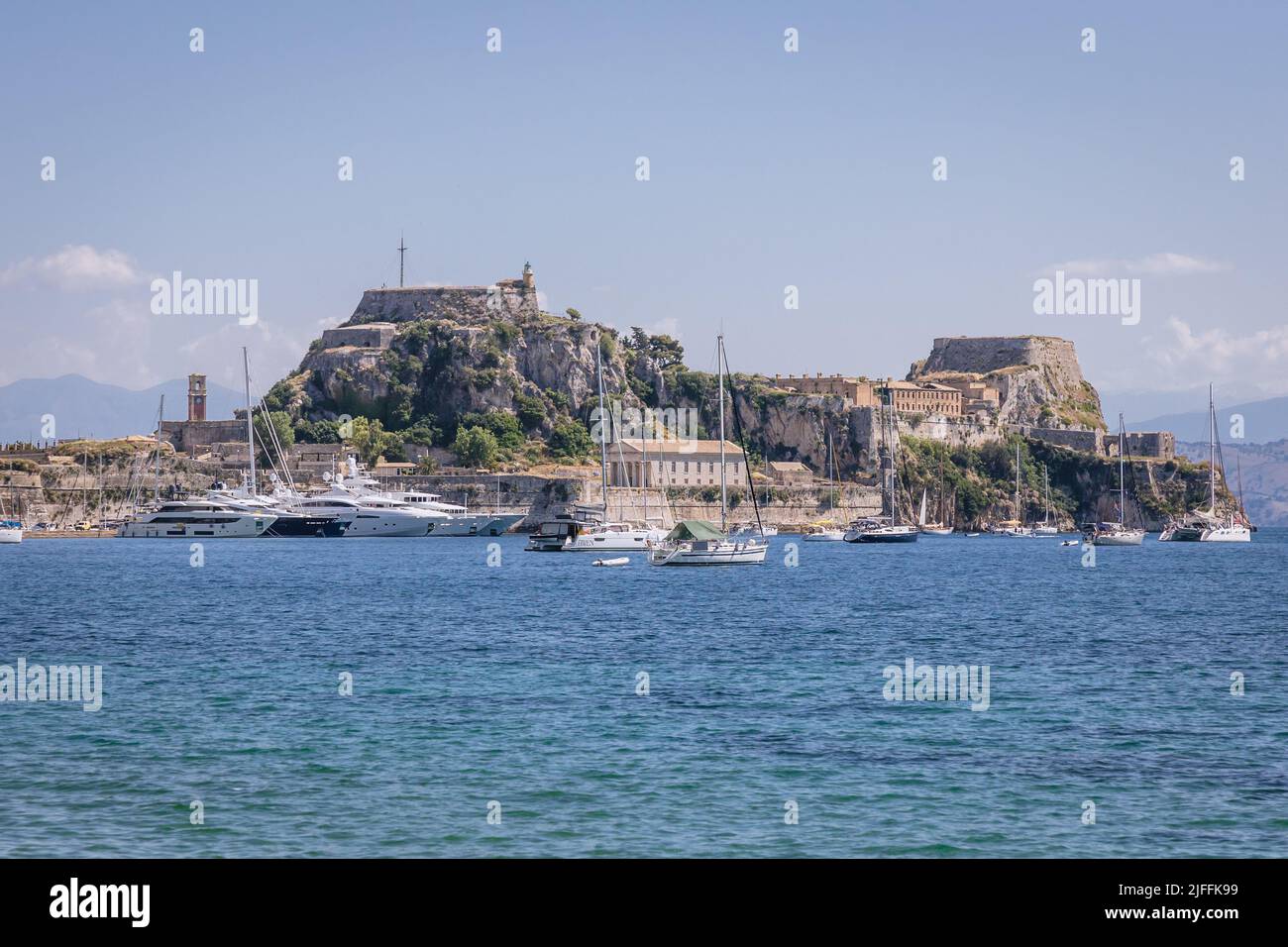 Baie de Garitsa dans la ville de Corfou sur l'île de Corfou, Iles Ioniennes, Grèce, vue avec la vieille forteresse Banque D'Images