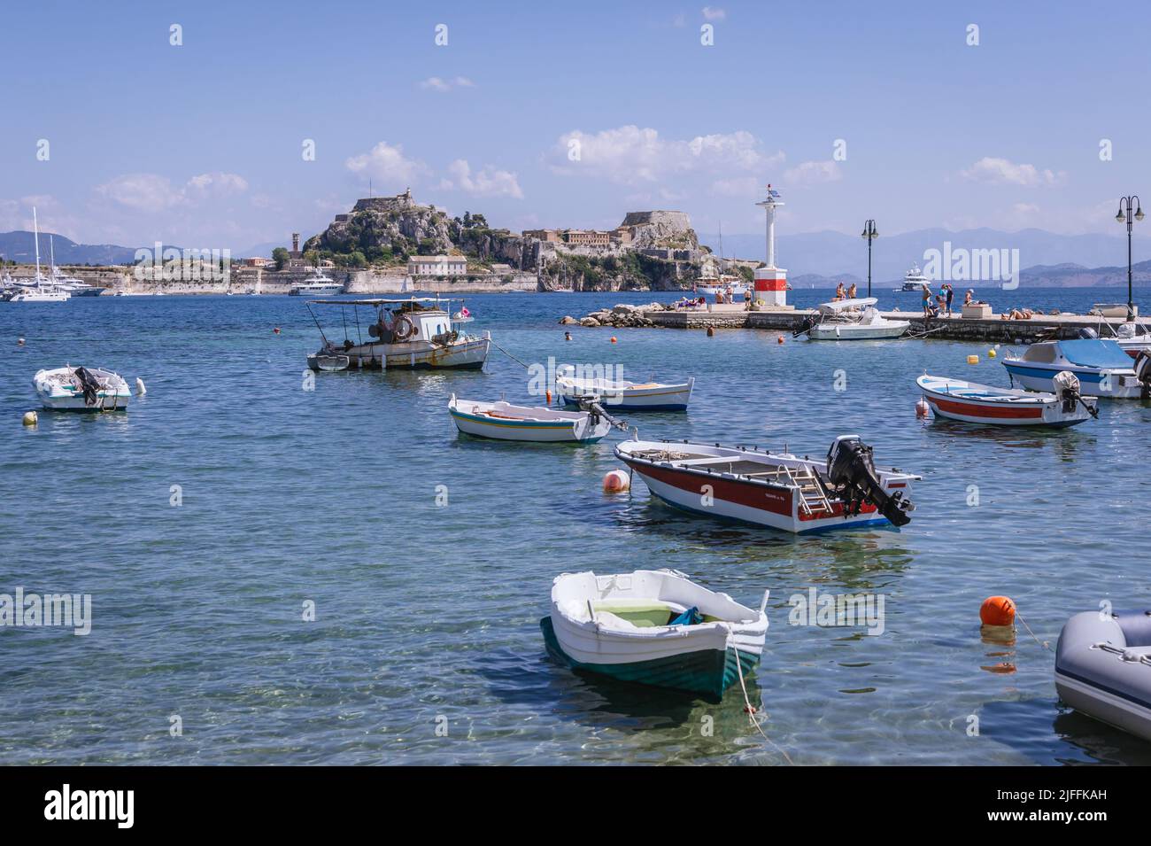Baie de Garitsa dans la ville de Corfou sur l'île de Corfou, Iles Ioniennes, Grèce, vue avec la vieille forteresse Banque D'Images