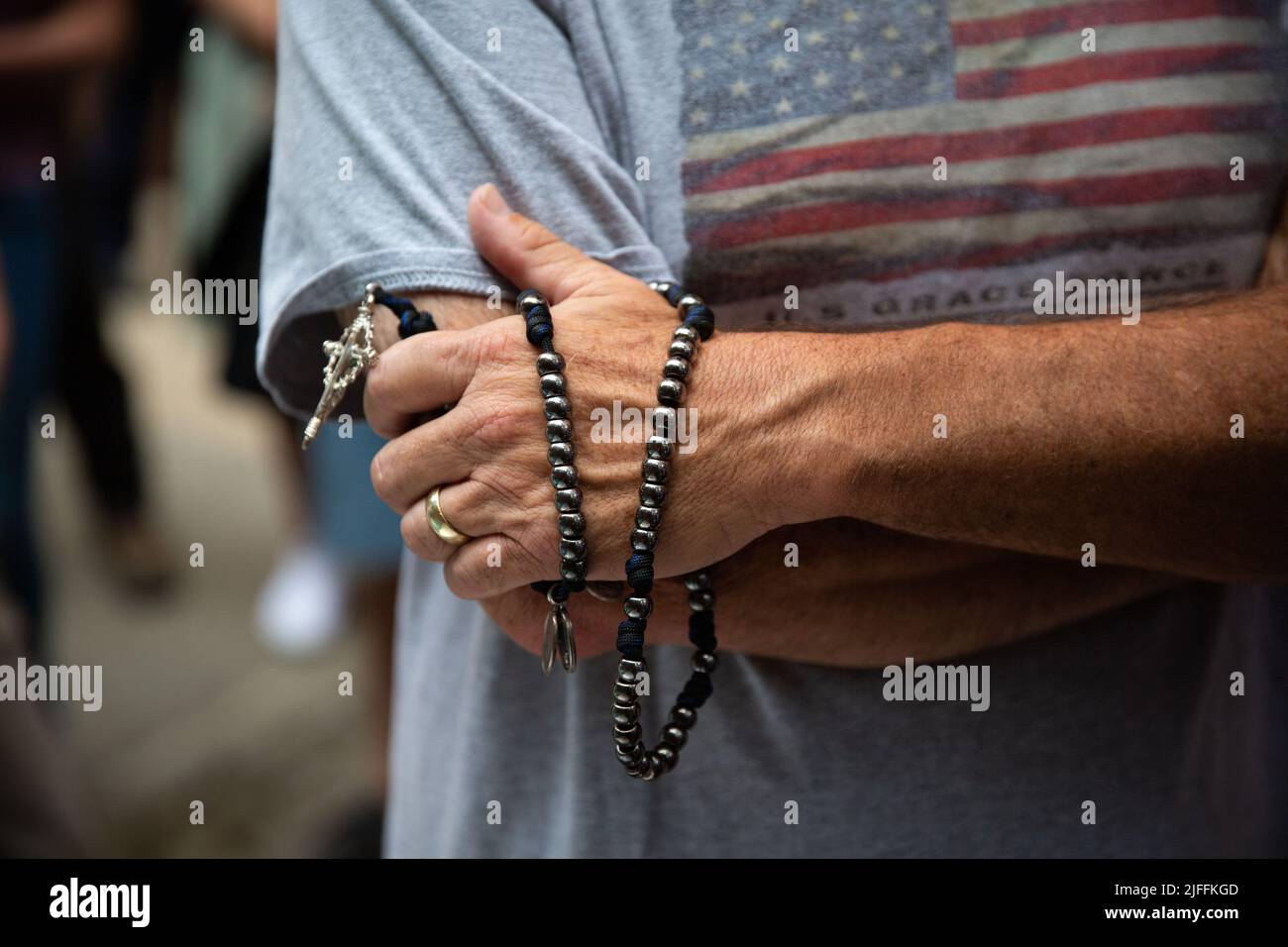 New York, États-Unis. 02nd juillet 2022. Un membre du groupe de foi tient un rosaire pendant la démonstration. Des manifestants pro-avortement se sont rassemblés à la basilique du Vieux-Saint-Pats pour perturber le groupe de foi Witness for Life alors qu'ils ont marché vers le Planned Parenthood voisin pour harceler les patients de la clinique et les prestataires d'avortement. Crédit : SOPA Images Limited/Alamy Live News Banque D'Images