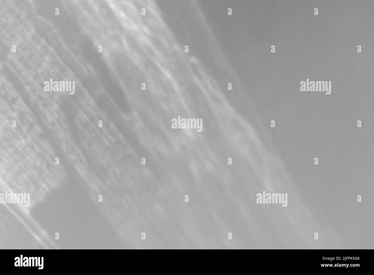 Effet caustique réfraction de la lumière sur la maquette de la paroi blanche, rayons de soleil flous se réfractant à travers le prisme de verre avec ombre. Abstrait naturel Banque D'Images Effet caustique réfraction de la lumière sur la maquette de la paroi blanche, rayons de soleil flous se réfractant à travers le prisme de verre avec ombre. Abstrait naturel Banque D'Images