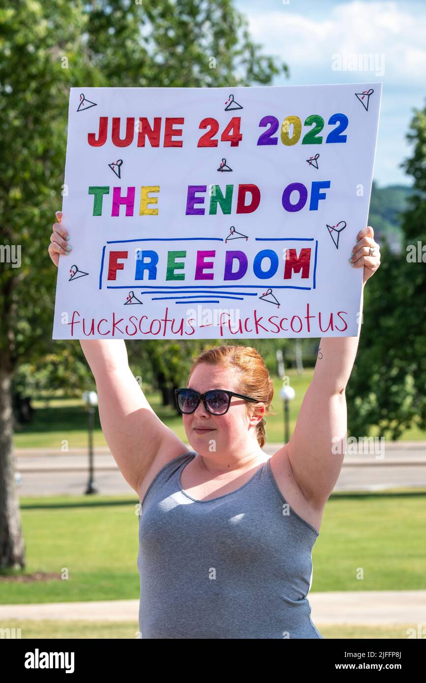 St. Paul, Minnesota. 25 juin 2022. Les partisans du droit à l'avortement se rassemblent au capitole à la suite du scrotus qui dirige Roe V Wade. Banque D'Images