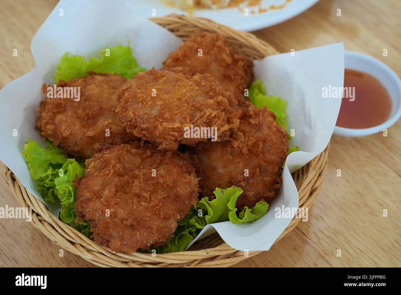 Gâteau aux crevettes frits, un hors-d'œuvre de style thaïlandais bien connu, sur une table en bois Banque D'Images