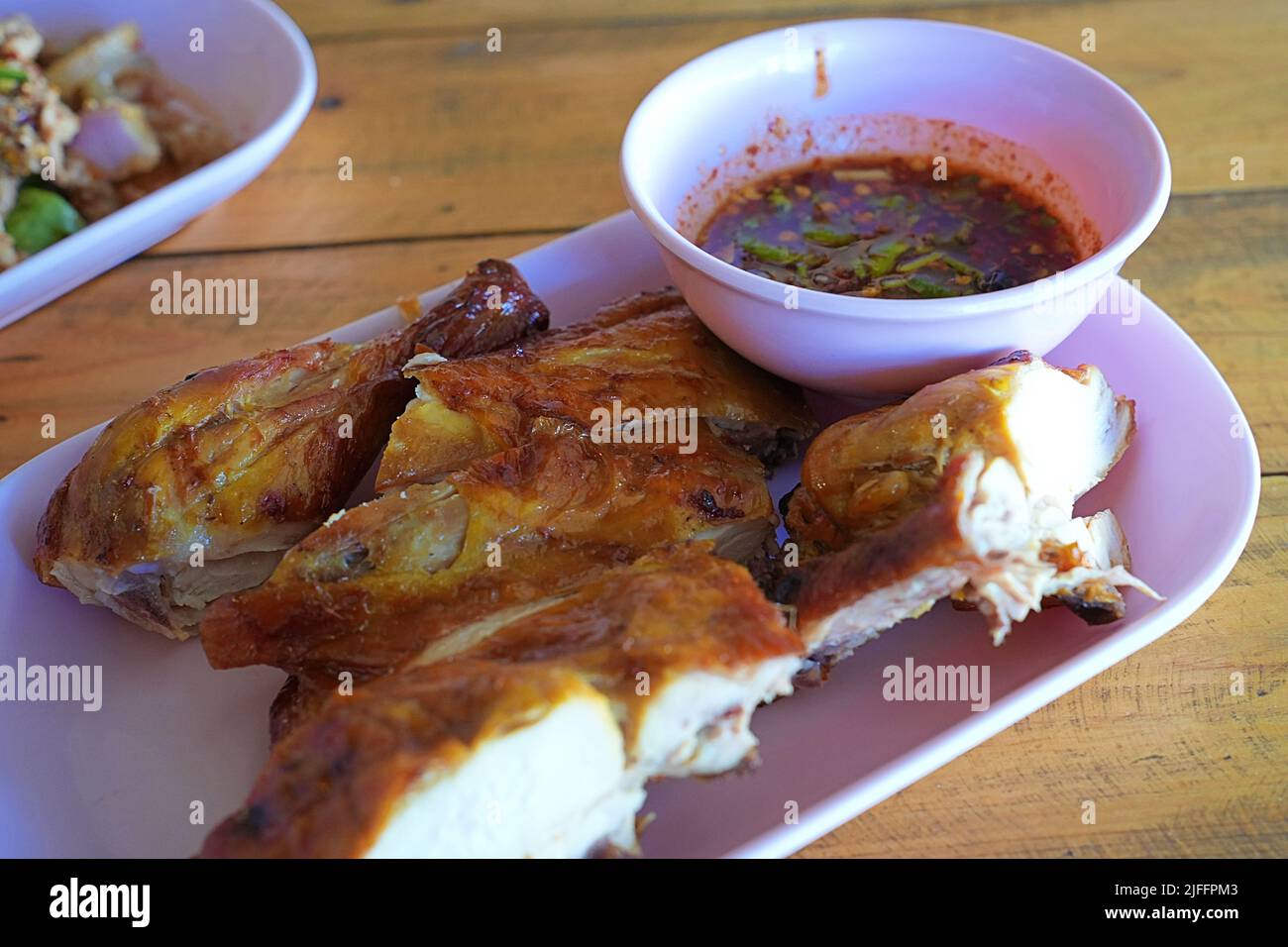 Poulet grillé de style thaï avec sauce Chili sur le plat rose Banque D'Images