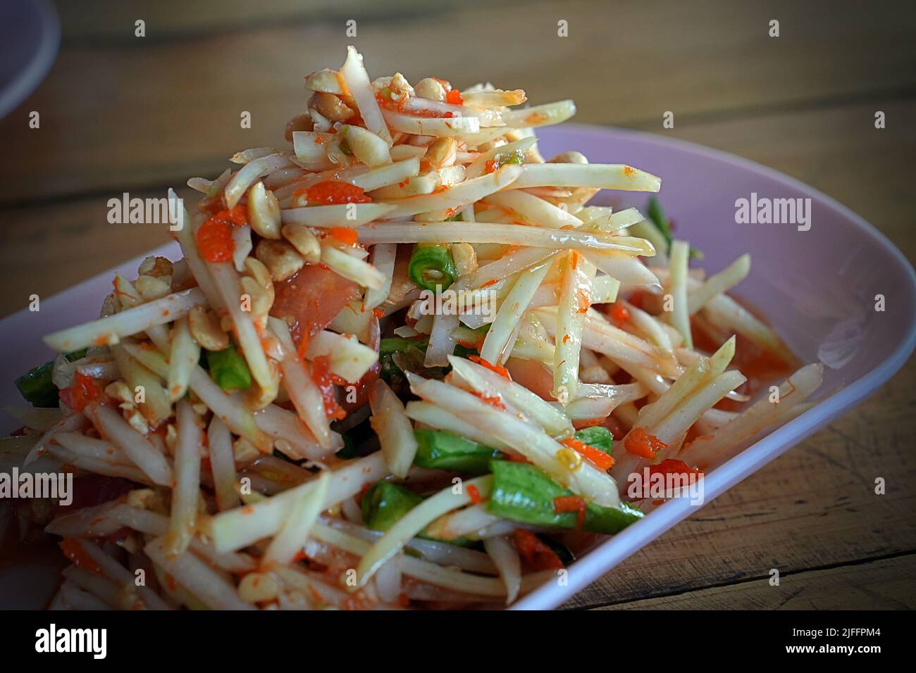 Sélection de salades de papaye aux crevettes, célèbre cuisine thaïlandaise, salade thaï, cuisine « somtum », papaye verte, saveur sucrée, salée, acidulée et épicée, répip Banque D'Images