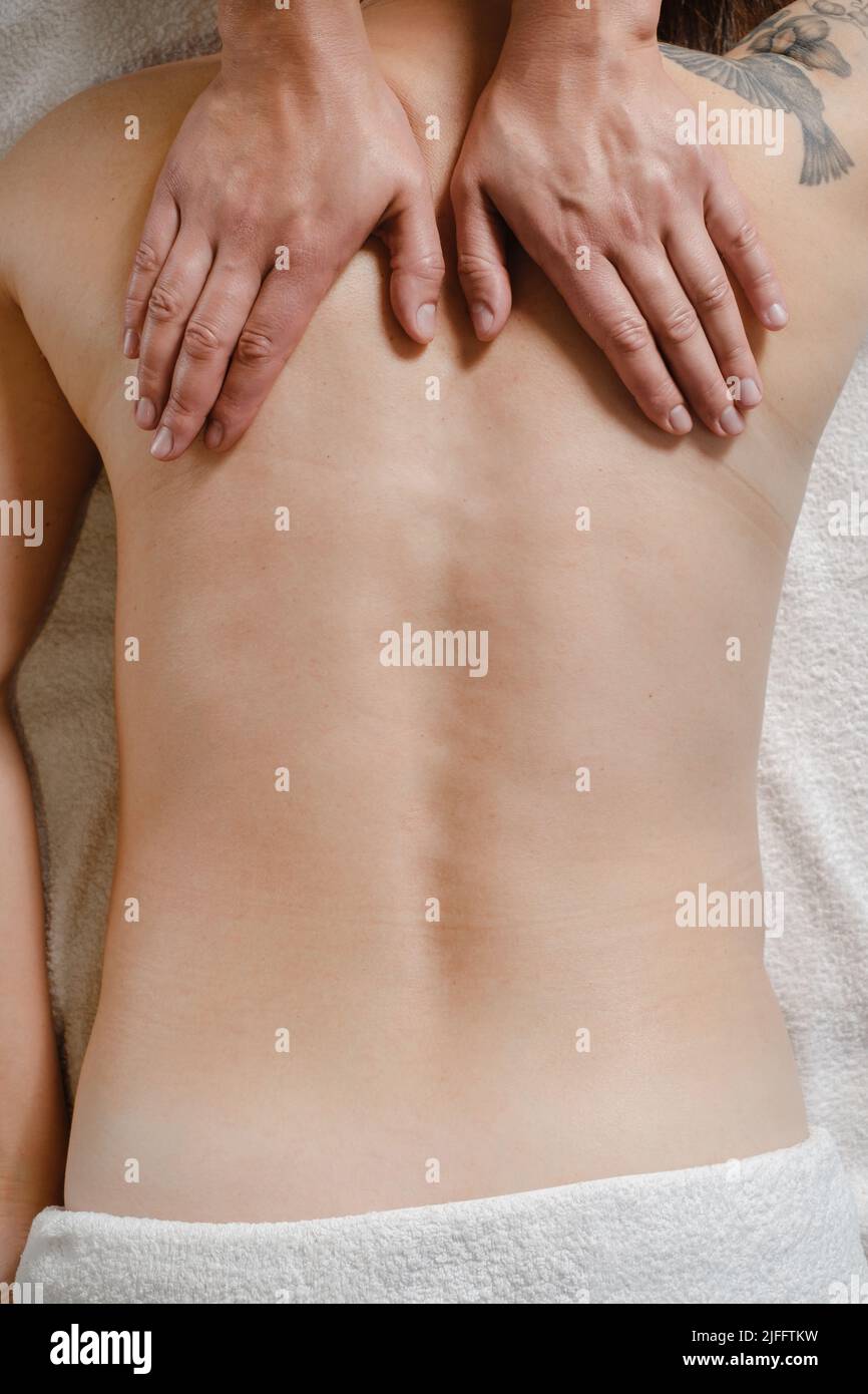 Femme caucasienne ayant un traitement de massage en clinique de thérapie. Massage de dos d'huile, concept de spa et de soins de santé. Soulagement de la douleur. Gros plan, vue de dessus avec copie Banque D'Images