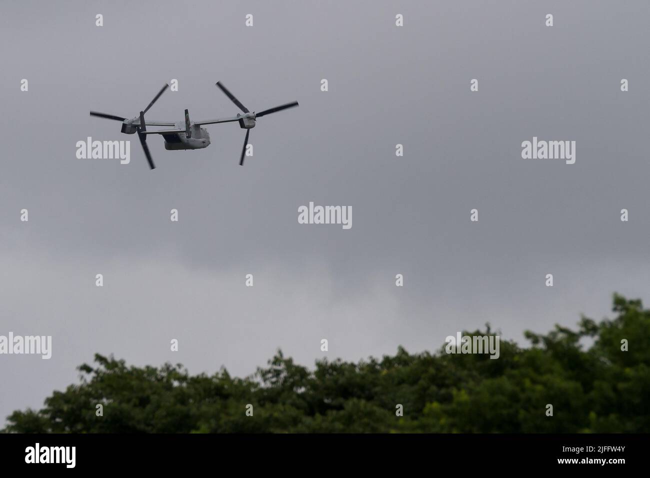 Un Boeing MV22 Osprey de Bell avec le Marine Medium Tiltrotor Squadron 265 (VMM-265) du corps des Marines des États-Unis qui vole près de NAF Atsugi, au Japon Banque D'Images